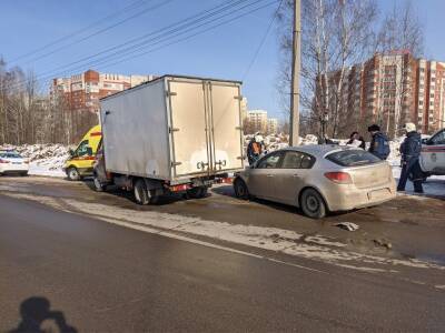 В Сыктывкаре водитель фургона спровоцировал ДТП, пострадала 6-летняя девочка