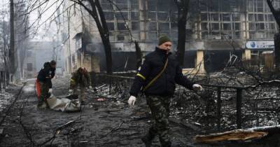 Осажденный Мариуполь: российская армия разрушила город на 90% (фото)
