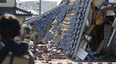 В Японии в результате сильного землетрясения как минимум 2 человека погибли, более 90 пострадали