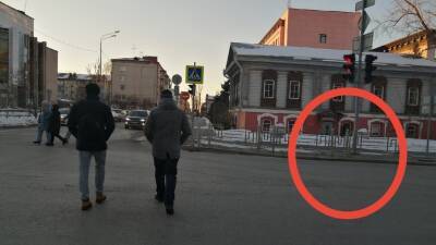 Тюменцы обеспокоены отсутствием пешеходного перехода у школы на Первомайской