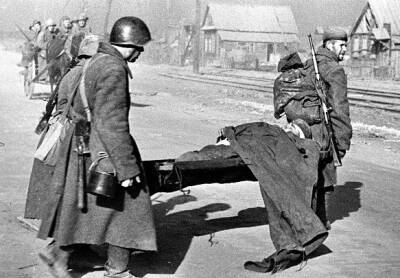 Почему красноармейцам запрещено было помогать раненым в бою - Русская семерка