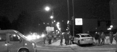 Автомобиль выбросило на тротуар в результате аварии в одном из городов Карелии (ФОТО)