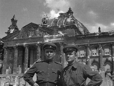 Как бойцы Красной Армии отмечали в Берлине взятие Рейхстага - Русская семерка