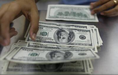 Средневзвешенный курс доллара США к российскому рублю со сроком расчетов "завтра" по состоянию на 11:30 мск 17 марта составил 104,602 руб.