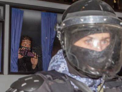 Павел Чиков: Больше 100 человек сообщили о насилии со стороны полицейских на пацифистских митингах