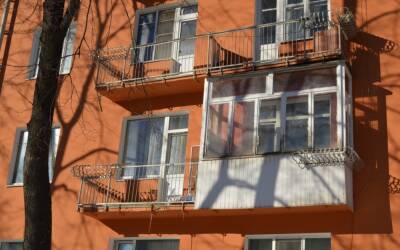 Управляющие компании требуют от жителей Петрозаводска убрать застекленные балконы