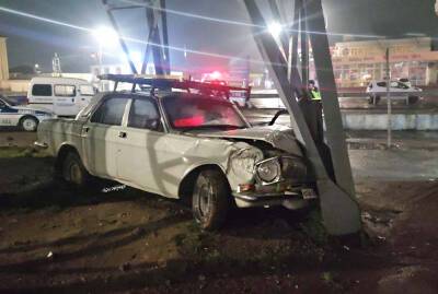 В Ташкенте водитель не справился с управлением на мокрой дороге и врезался в железный столб. Он погиб на месте происшествия