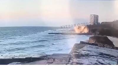 Появилось видео сильного взрыва на пляже в Одессе | Новости и события Украины и мира, о политике, здоровье, спорте и интересных людях