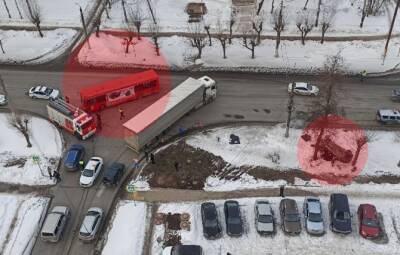 В Кирове автобус сбил превысившую скорость иномарку — погибло две девушки