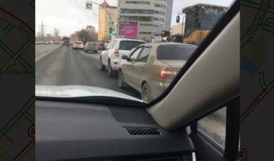 В Тюмени на Харьковской две легковушки и дорожные службы перекрыли движение