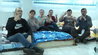 Волонтеры в Румынии помогают украинским беженцам с нарушением слуха