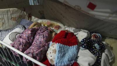 Дети суррогатных матерей ждут родителей в Киеве