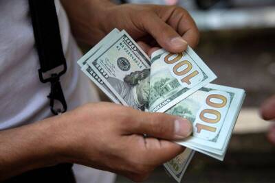 Средний курс доллара США со сроком расчетов "завтра" по итогам торгов составил 104,7817 руб.