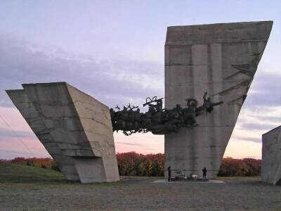 Оккупанты разрушили Мемориал памяти Второй мировой войны в Харьковской области