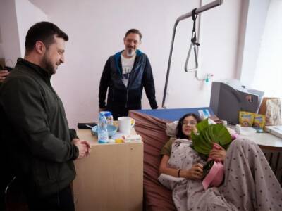 Зеленский навестил в больнице жителей Киевской области, пострадавших от агрессии РФ. Среди них – семья, которая попала под обстрел при эвакуации из Ворзеля