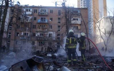 В Киеве из-за обстрела горел дом, есть погибший