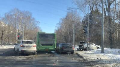Из-за ДТП с участием такси га улице Алебашевской в Тюмени образовалась пробка