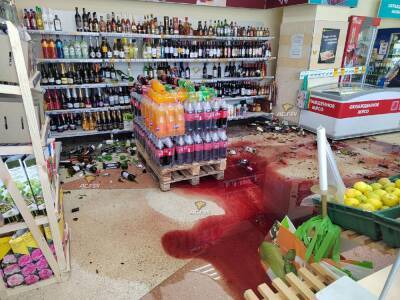 В Новосибирске борец с алкоголем разгромил витрину со спиртным в супермаркете