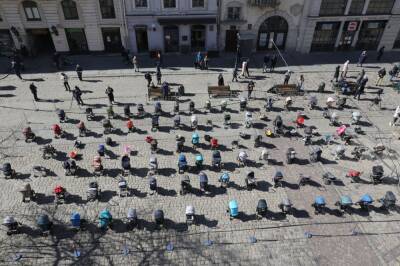 В центре Львова поставили 109 детских пустых колясок: "Это та страшная цена войны"