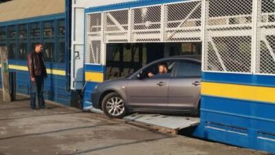 "Укрзализныця" начала перевозить частные авто в специальных вагонах в направлении Львова