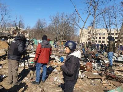 Появились фото и видео разрушений от сбитой вражеской ракеты на Виноградаре в Киеве
