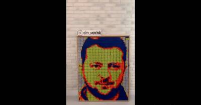 Украинский рекордсмен по сбору кубика Рубика создал портрет Владимира Зеленского (видео)