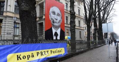 Посольство России направило в МИД Латвии ноту протеста из-за плаката с изображением Путина