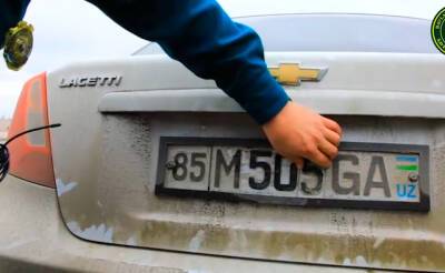 В Узбекистане задержали водителя, который смастерил устройство для замены цифр на номере, чтобы избежать штрафов. Видео