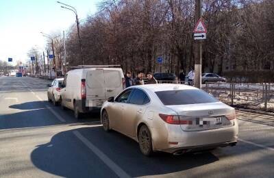 В Твери на улице Вагжанова водитель Lexus собрал «паровоз» из трех машин