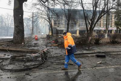 Российские войска штурмуют разбомбленный Мариуполь, помощник мэра: «жителей насильно увозят в Россию»