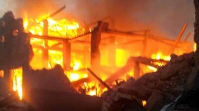 На Житомирщине в результате попадания снаряда загорелось здание