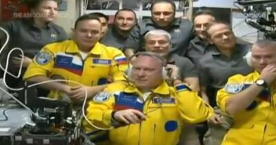 "Накопилось много желтого". космонавты РФ прибыли на МКС в символических желто-голубых комбинезонах