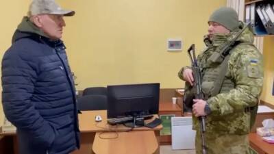 Глава Госпогранслужбы вручил покидавшему страну послу Беларуси "30 серебряников"