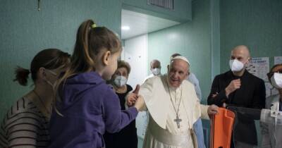 Папа Римский посетил украинских детей-беженцев в больнице
