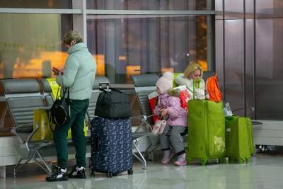 Туристам за рубежом советуют не ждать гуманитарных рейсов и возвращаться в Россию самим