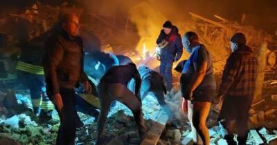 На жилой дом в Житомире сбросили авиабомбы: 4 погибших, есть дети (видео)