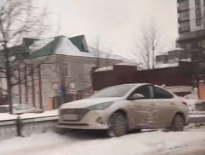В центре Новосибирска иномарка вылетела на тротуар после ДТП