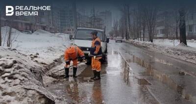 В Казани на нескольких улицах провели чистку ливневой канализации