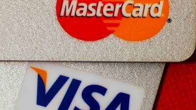 Visa и Mastercard прекратили работу с рядом российских банков
