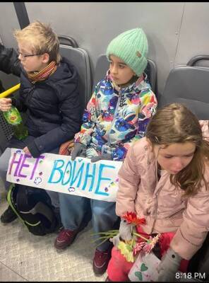 В Москве задержали детей, которые вместе с родителями возложили цветы у посольства Украины