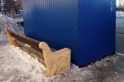 В Хабаровске автобусной остановкой перекрыли скамейку