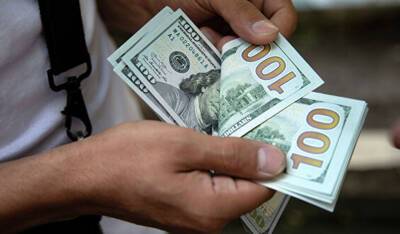 Россиянам запретили вывозить наличную валюту в размере более 10 тысяч долларов