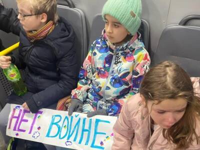 В России двух женщин вместе с пятью малолетними детьми забрали в автозак и увезли в участок. Они хотели положить цветы к посольству Украины
