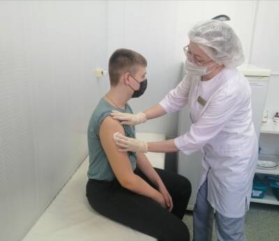 В Астраханской области продолжают вакцинировать от ковида подростков
