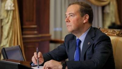 Дмитрий Медведев призвал французского министра следить за речью