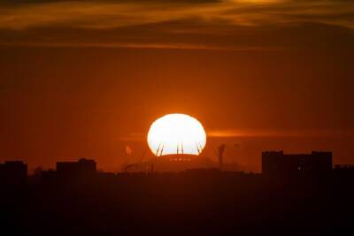 Жители Санкт-Петербурга поделились в соцсетях яркими кадрами заходящего солнца