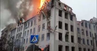 Обстреливая здание полиции и СБУ в Харькове, россияне попали в учебный корпус университета (ВИДЕО)