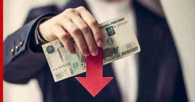 Доллар дороже 104 рублей: рубль перешел к падению после скачка