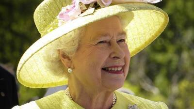 Елизавета II вернулась к обязанностям после лечения от коронавируса