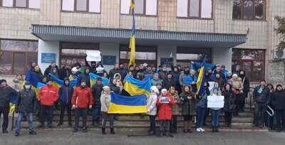 Жители Старобельска встали с украинскими флагами перед колонной российских танков